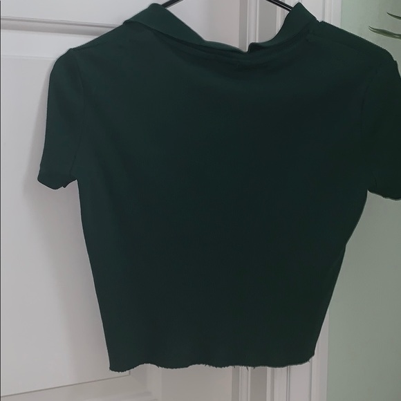 COPY - Cropped green polo shirt. - Picture 2 of 2